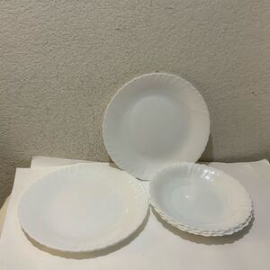 Arcopal Set Caracas Feston Uni Milk Glass Scalloped 3 dinner & 3 Salad Plates